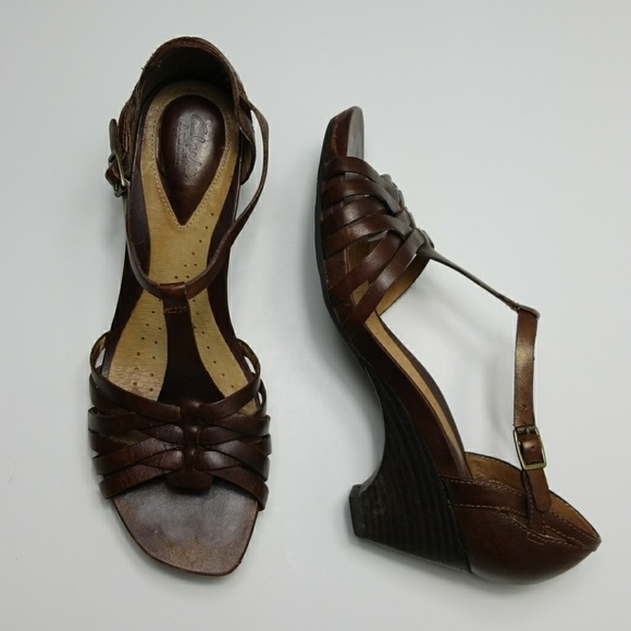 clarks t strap sandals